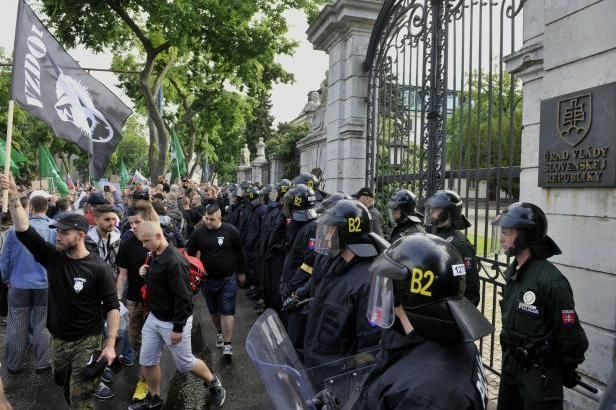 obrázek: Slovensko po výtržnostech možná zpřísní pravidla demonstrací