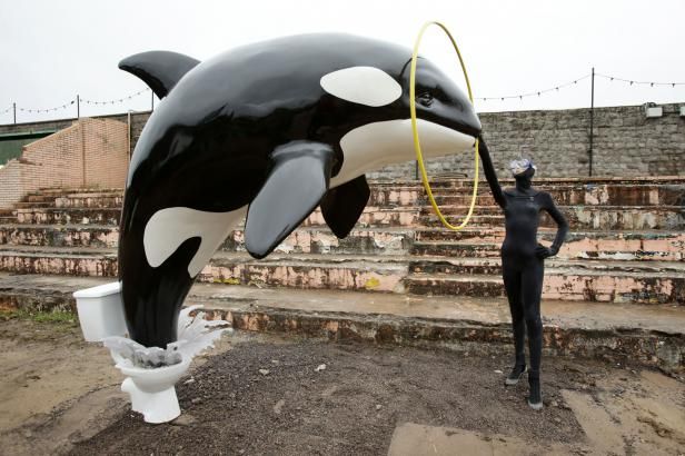 obrázek: Smrtka v autíčku nebo kosatka v záchodě. Banksy otevírá Dismaland