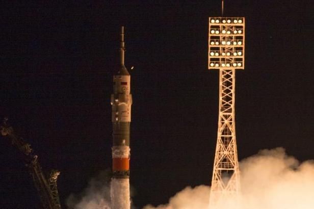 obrázek: Sojuz navzdory komplikacím dosedl k ISS