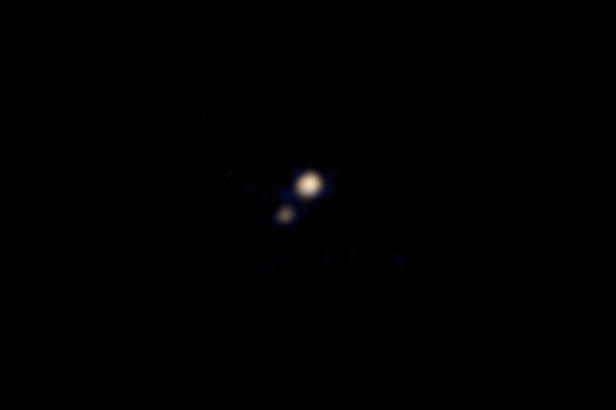 obrázek: Sonda New Horizons pořídila první barevnou fotografii Pluta