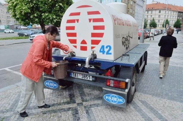 obrázek: Špatné zprávy pro Dejvice: Voda stále není pitná a jsou v ní viry