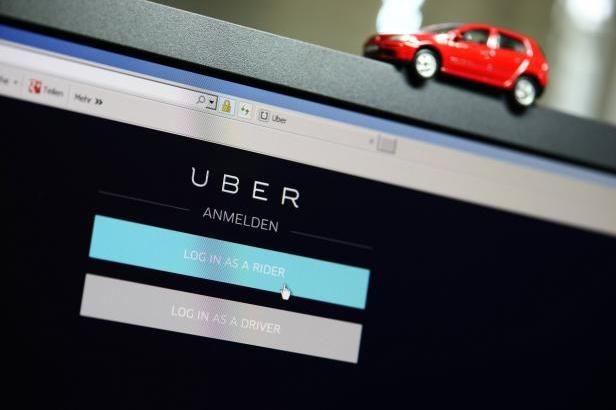 obrázek: \nSpolujízda, nebo taxi? Uber už nabízí v Praze svou kontroverzní službu\n