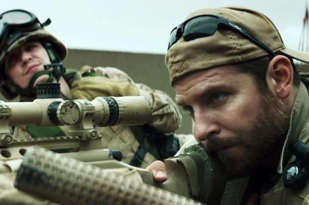 obrázek: Spor nad filmovým sniperem. Oslavuje se hrdina, nebo chladný zabiják?