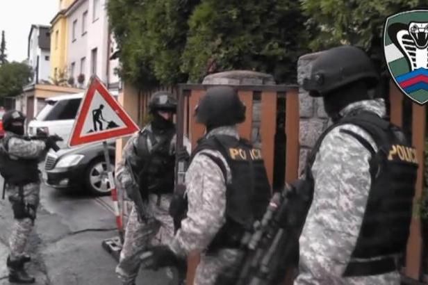 obrázek: Stovka kriminalistů z týmu Kobra zasahuje na Karlovarsku kvůli daňovým únikům
