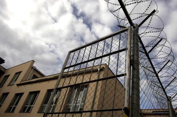 obrázek: \nStrážník, který střílel ve Vysokém Mýtě, bude stíhán ve vazbě\n