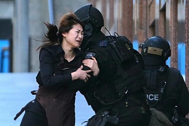 obrázek: 
Symbol tragédie v Sydney – plačící rukojmí v náručí policisty
