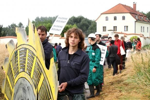 obrázek: Tak zní rypadlo, ukázali aktivisté majiteli těžební společnosti