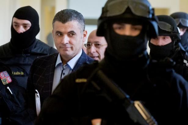 obrázek: Taxikář, který vezl zmizelé Čechy, je bratrem muže zadržovaného v ČR