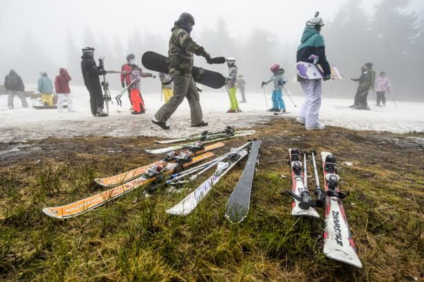 obrázek: Technický sníh taje už i na nejvyšších horách - na Šumavě patřily Vánoce cyklistům