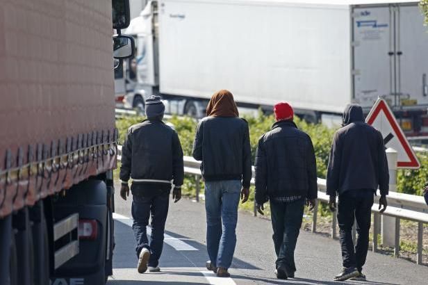 obrázek: Tisíce běženců opět chtěly vniknout do Eurotunelu