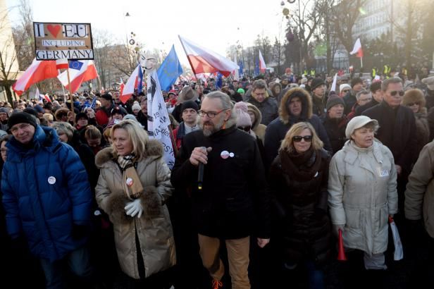 obrázek: Tisíce Poláků demonstrovaly proti vládě, bojí se ohrožení demokracie