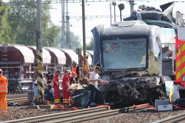 obrázek: Třetí cestující z vlaku zemřel. Tři těžce ranění jsou stabilizovaní