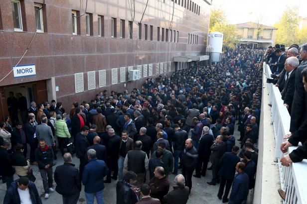 obrázek: Turecký právník podporující kurdské rebely byl zastřelen. Do ulic Ankary vyšly tisíce lidí