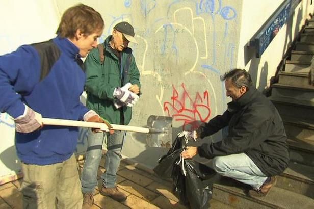 obrázek: Uklidili doma, pak i venku. Dobrovolníci plnili pytle na odpadky