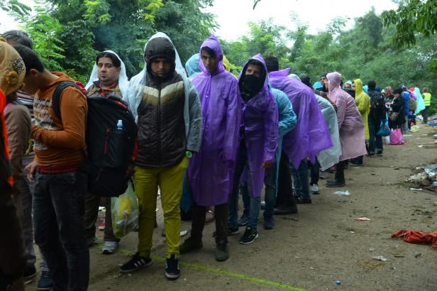 obrázek: Uprchlickou vlnu zatím podzim nezmírnil, do Rakouska přišlo o víkendu 17 tisíc lidí