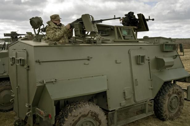 obrázek: USA kromě moderních zbraní posílají na Ukrajinu i harampádí