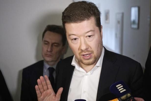 obrázek: Úsvit dával miliony za PR firmě, která sídlí v chatrči s bezdomovci