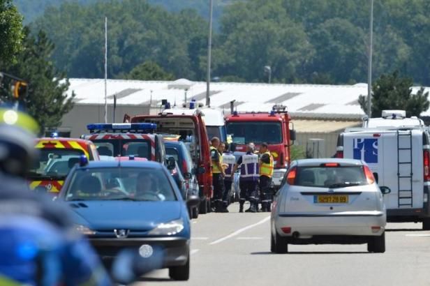 obrázek: Útok ve Francii s prvky IS: V továrně u Lyonu nalezena sťatá hlava