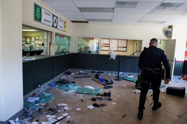 obrázek: V Baltimoru je zákaz vycházení. Policie rozehnala skupinky demonstrantů