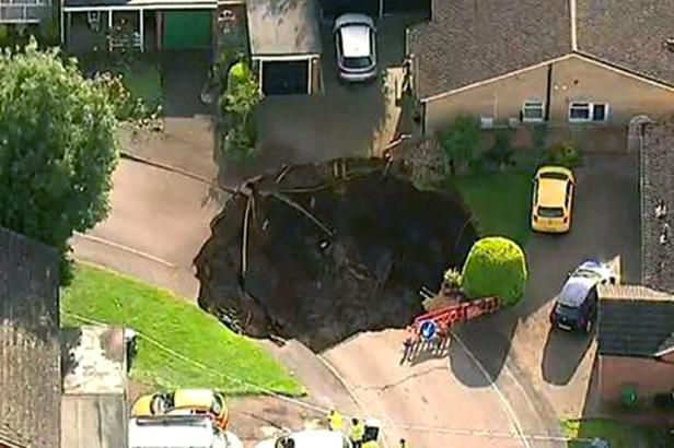 obrázek: V britském St. Albans se propadla zem – zeje tu dvacetimetrová jáma