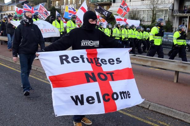 obrázek: V Doveru bitky kvůli migrantům, šéfka německé AfD připouští střelbu do uprchlíků
