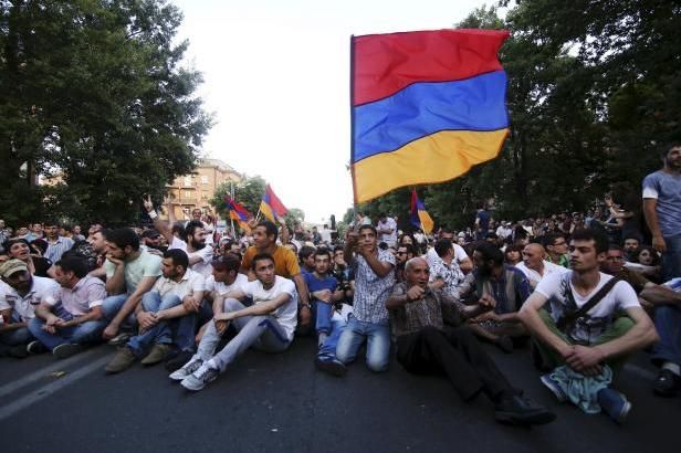 obrázek: V Jerevanu pokračují přes zásah policie protesty. Proti drahé elektřině