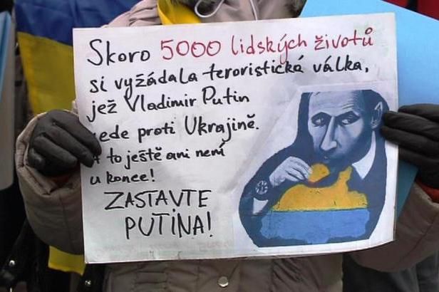 obrázek: V Praze se demonstrovalo proti Putinovi. Policie zadržela novináře