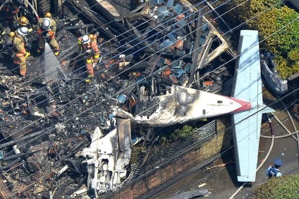 obrázek: V Tokiu se mezi domy zřítilo turistické letadlo