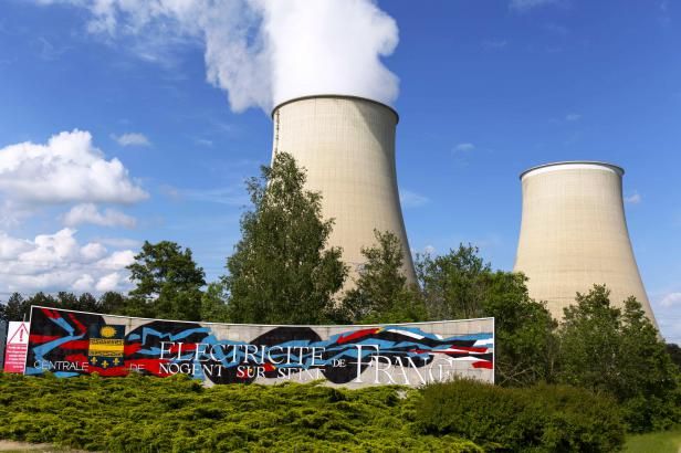 obrázek: Ve Francii se stávka rozšířila do jaderných elektráren. Valls připustil změnu reformy