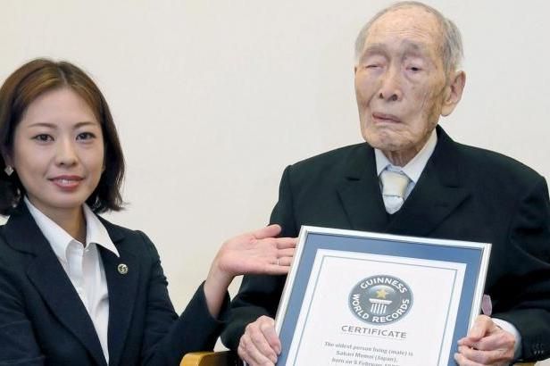 Ve věku 112 let zemřel v Japonsku nejstarší muž světa