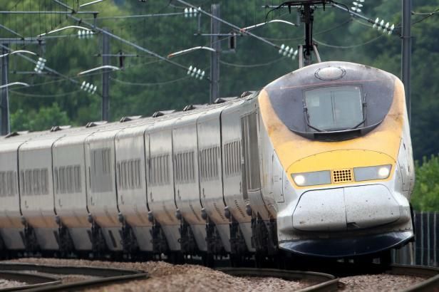 obrázek: Vlaky Eurostar znovu v potížích, v tunelu haprovalo elektrické vedení