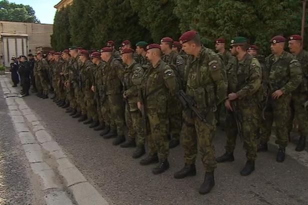 obrázek: Vojáci odjedou pomoci s ochranou maďarských hranic 15. října