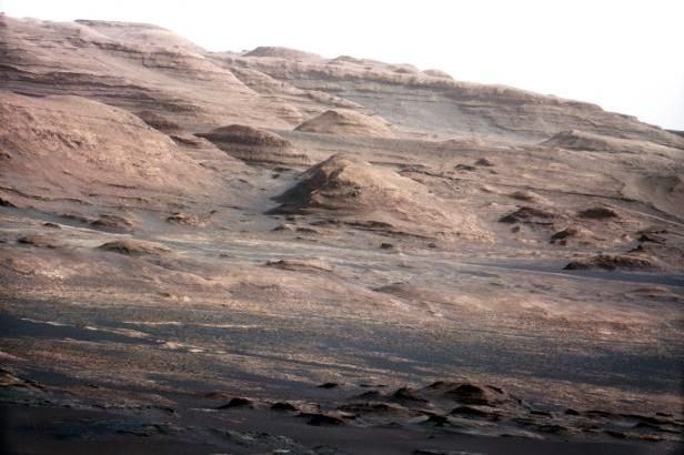 Vozítko Curiosity objevilo pod povrchem Marsu kapalnou vodu