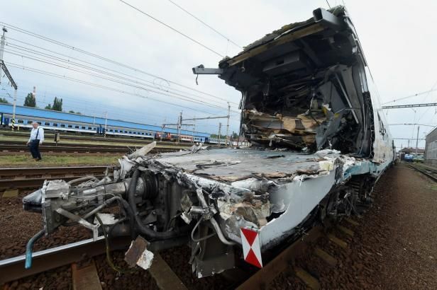 obrázek: Vrak Pendolina míří do Prahy, cestou si ho vyfotily stovky lidí