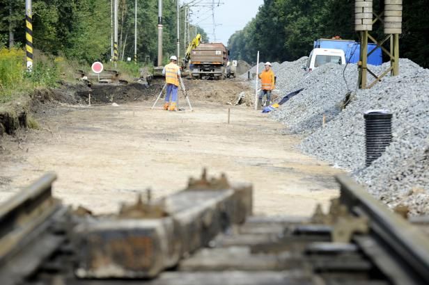 obrázek: Výluky na tratích ještě nekončí, úplnou úlevu přinesou až Vánoce