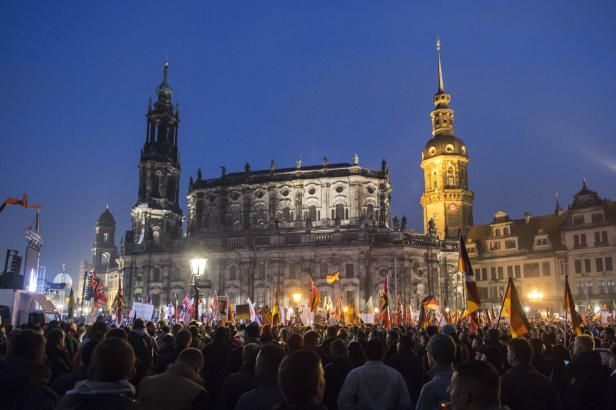 obrázek: Výroční demonstrace Pegidy přilákala do Drážďan tisíce stoupenců i odpůrců