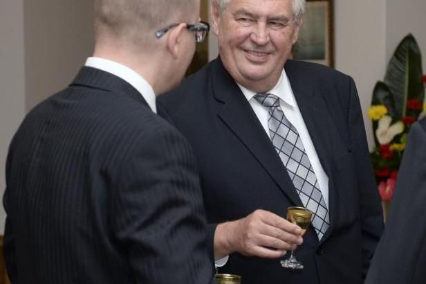 obrázek: \nZeman a Sobotka sladí zahraniční politiku, uvidí se proto častěji\n