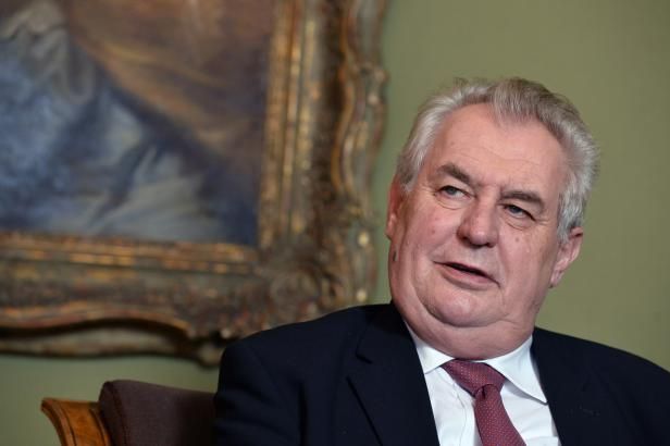 obrázek: Zeman chce kvůli rudým spodkům odvolat šéfa své ochranky