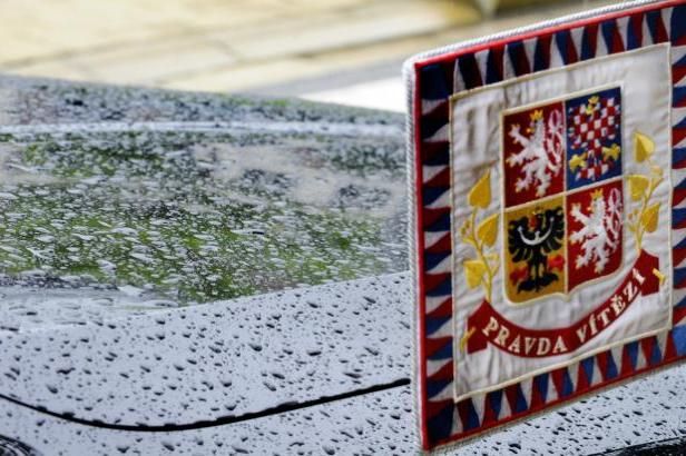 obrázek: \nZeman se hájí před kritikou senátorů. Poslal jim dopis\n