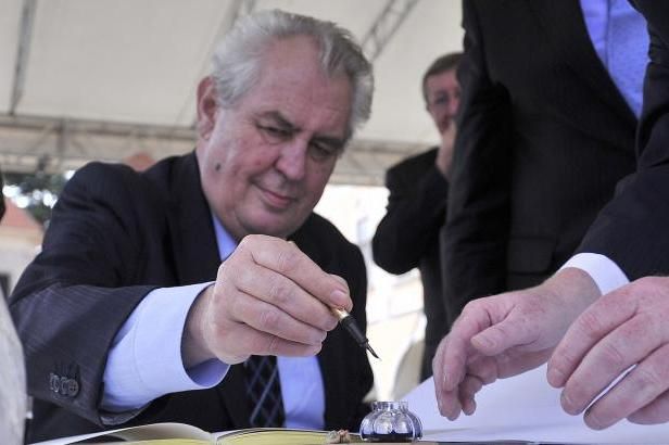 obrázek: Zeman se omluvil, že se Peroutkův článek nenašel. Trvá ale na tom, že je
