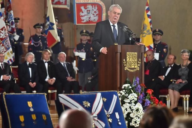 obrázek: Zeman vyznamenal letce RAF i žďárského studenta