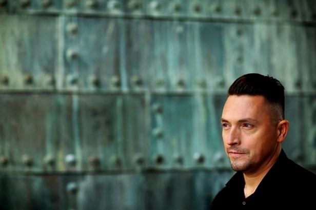 obrázek: Ženy mají jen rodit, řekl maďarský zpěvák. Mobilní operátor mu zrušil smlouvu