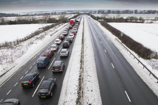 obrázek: \nZima komplikuje život v Británii, řada řidičů na noc uvízla\n