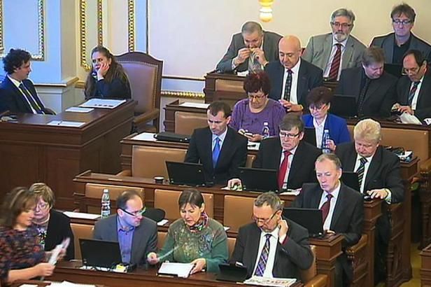 obrázek: ŽIVĚ: Poslanci se hádali, jestli řešit Zemanův výrok o kalašnikovu