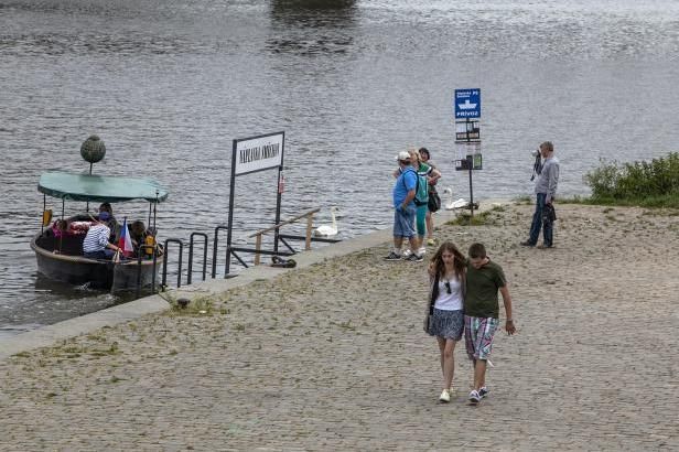 obrázek: Život z Rašínova nábřeží pomalu přeplouvá i na smíchovskou náplavku
