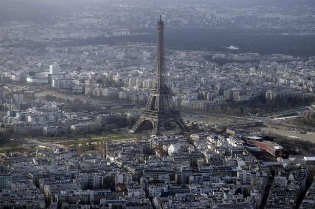 obrázek: Znepokojená Paříž: Nad městem létají záhadné drony