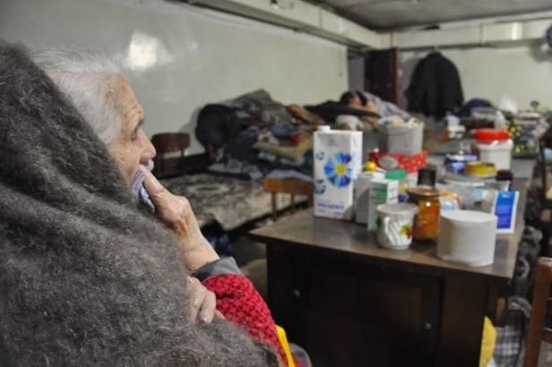 obrázek: Zničené domy a zoufalí lidé. Člověk v tísni pomáhá v Debalceve