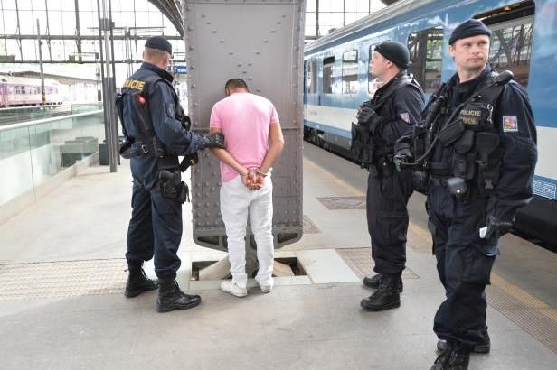 obrázek: Zpřísněné kontroly vlaků: Policie v Praze zadržela Syřany i Afghánce