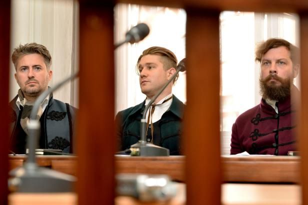 obrázek: Ztohoven u soudu kvůli výměně standarty za červené trenýrky, kousek vlajky dostala i soudkyně