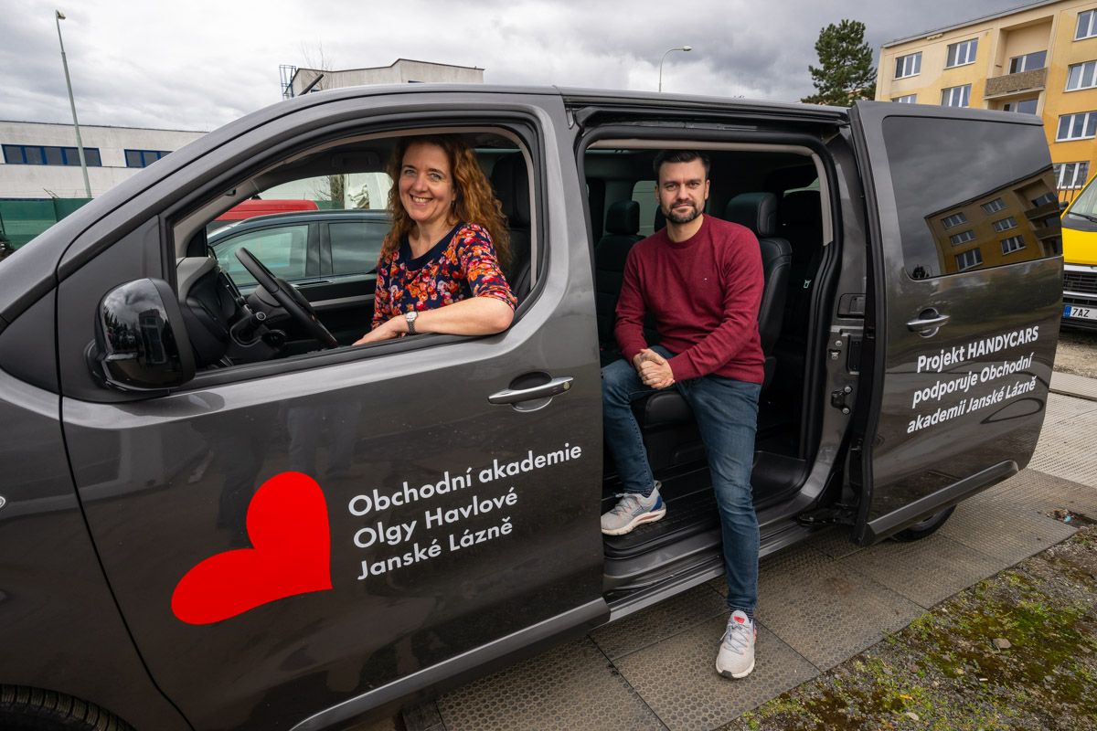 obrázek: Citroën a Peugeot předaly vozy charitě